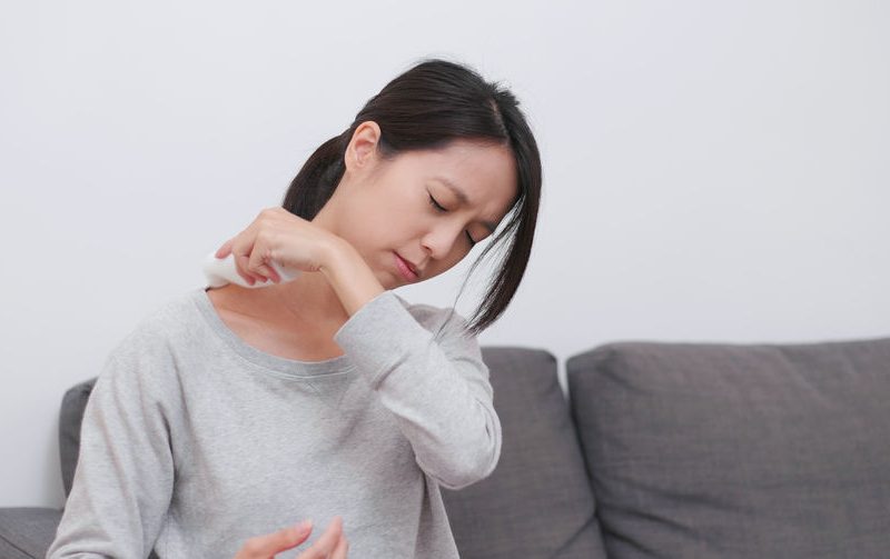 Ostéopathie et tendinite de l’épaule : ça décoiffe !